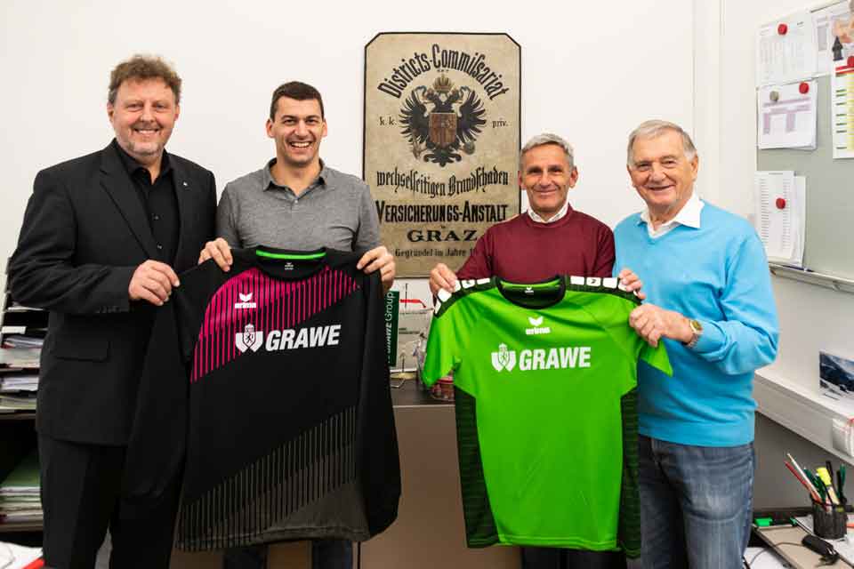 Die GRAWE unterstützt den Club Steiermark mit Fußball-Dressen