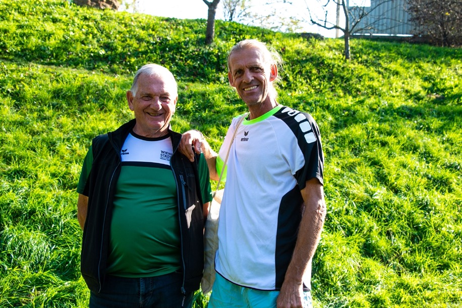Obmann Walter Hiesel und Lehrer Gerald Auer nach der Übergabe der Dressen und Sportartikel für die Waldorfschule